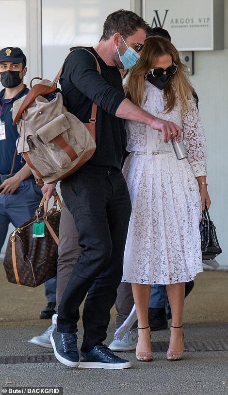 H&igrave;nh ảnh Jennifer Lopez v&agrave; Ben Affleck t&igrave;nh tứ tại &Yacute; g&acirc;y sốt - Ảnh 1.