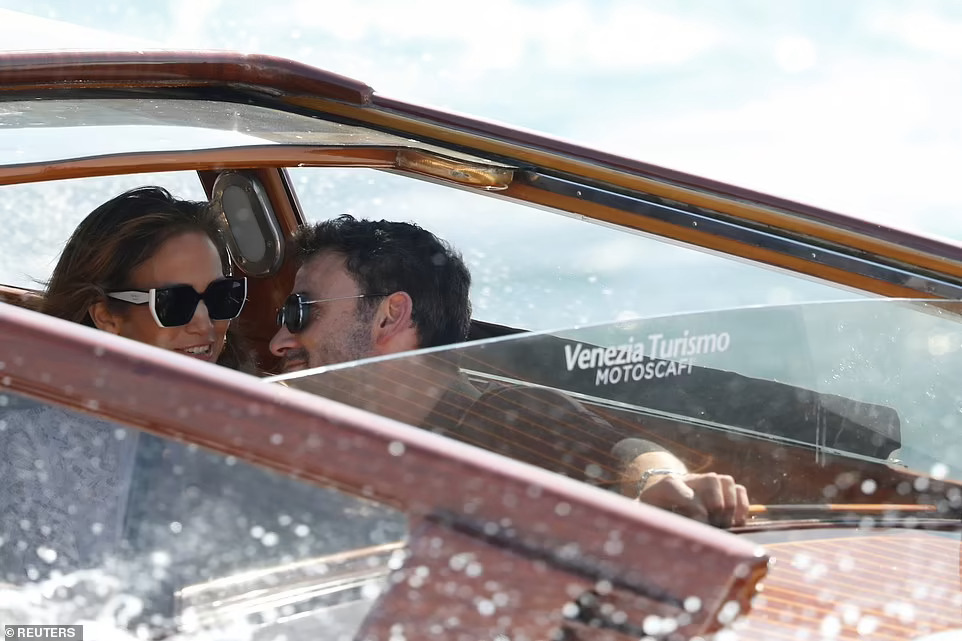 H&igrave;nh ảnh Jennifer Lopez v&agrave; Ben Affleck t&igrave;nh tứ tại &Yacute; g&acirc;y sốt - Ảnh 7.