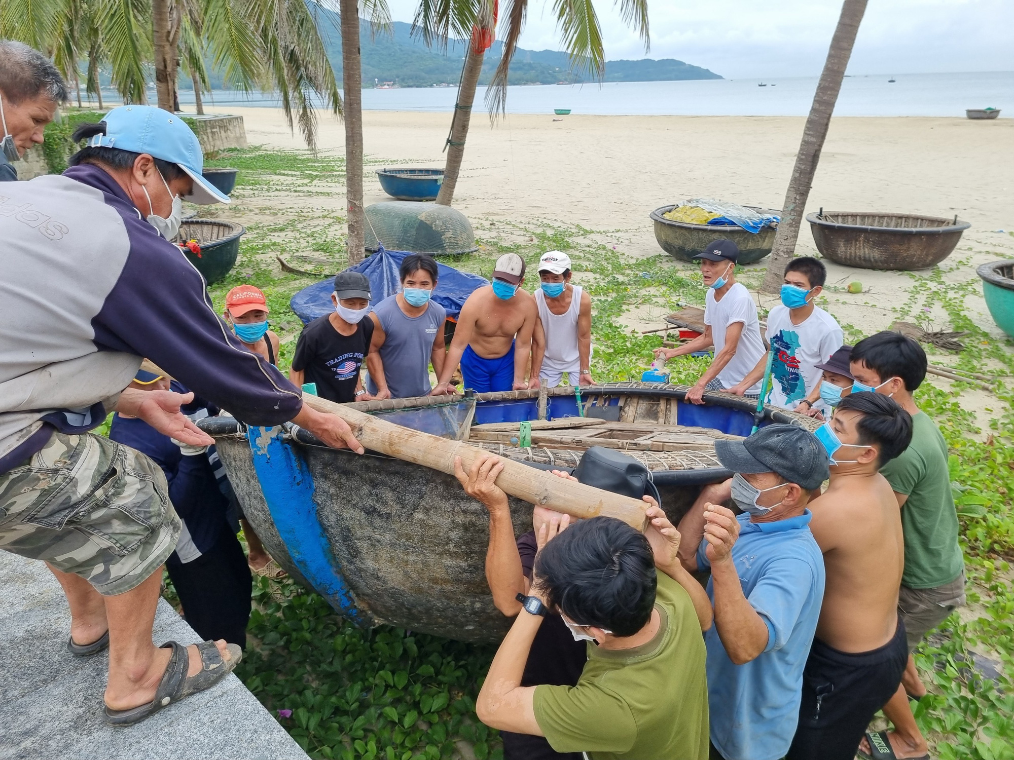 Miền Trung: Ngư dân hối hả kéo tàu, thuyền lên bờ, chạy đua gặt lúa tránh bão số 5
