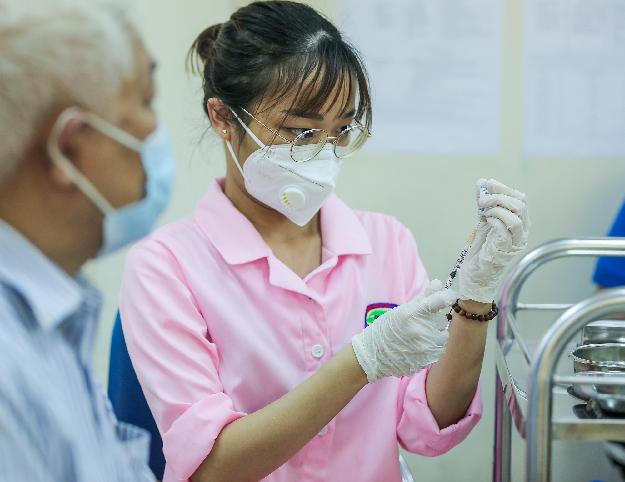 Cận cảnh người dân Hà Nội tiêm vắc-xin Vero Cell