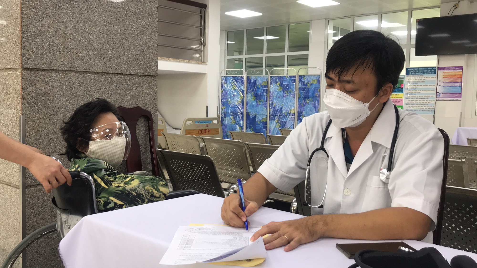 Hơn 160 người khuyết tật ở Cần Thơ được ti&ecirc;m vắc-xin ph&ograve;ng Covid-19 - Ảnh 1.