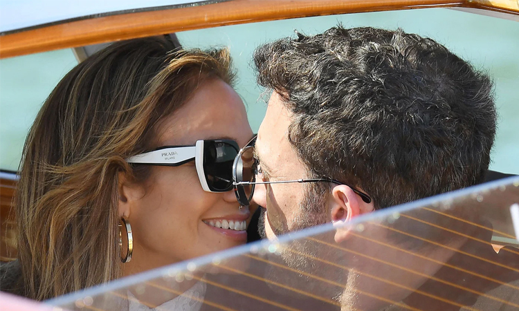 Hình ảnh Jennifer Lopez và Ben Affleck tình tứ tại Ý gây sốt