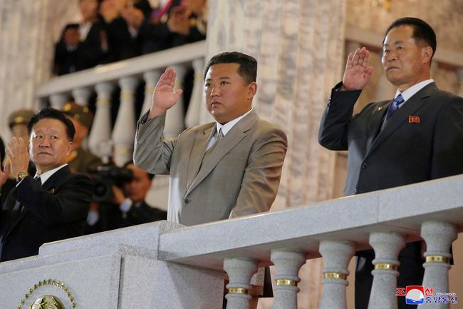 &Ocirc;ng Kim Jong-un lại xuất hiện với ngoại h&igrave;nh g&acirc;y ch&uacute; &yacute; - Ảnh 1.