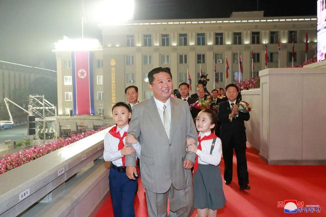 &Ocirc;ng Kim Jong-un lại xuất hiện với ngoại h&igrave;nh g&acirc;y ch&uacute; &yacute; - Ảnh 2.