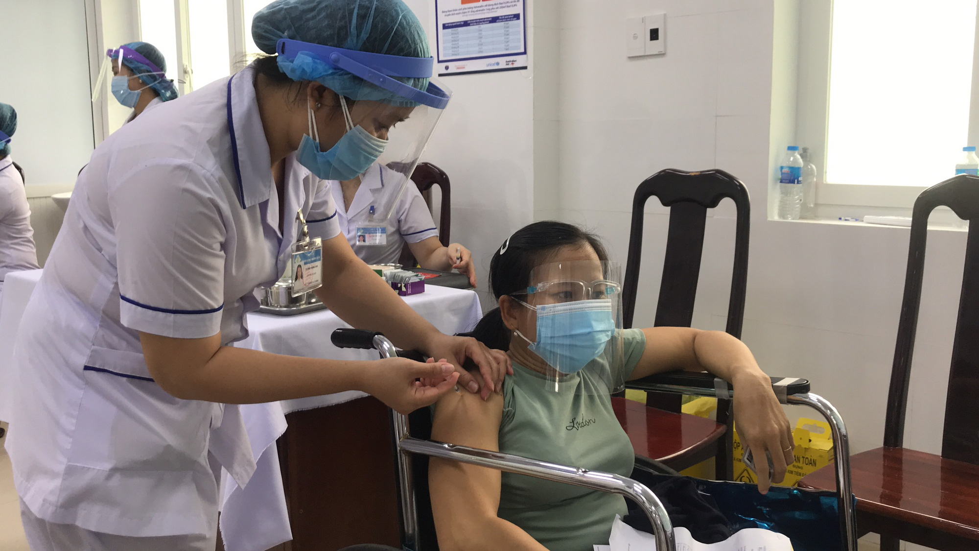 Hơn 160 người khuyết tật ở Cần Thơ được ti&ecirc;m vắc-xin ph&ograve;ng Covid-19 - Ảnh 3.