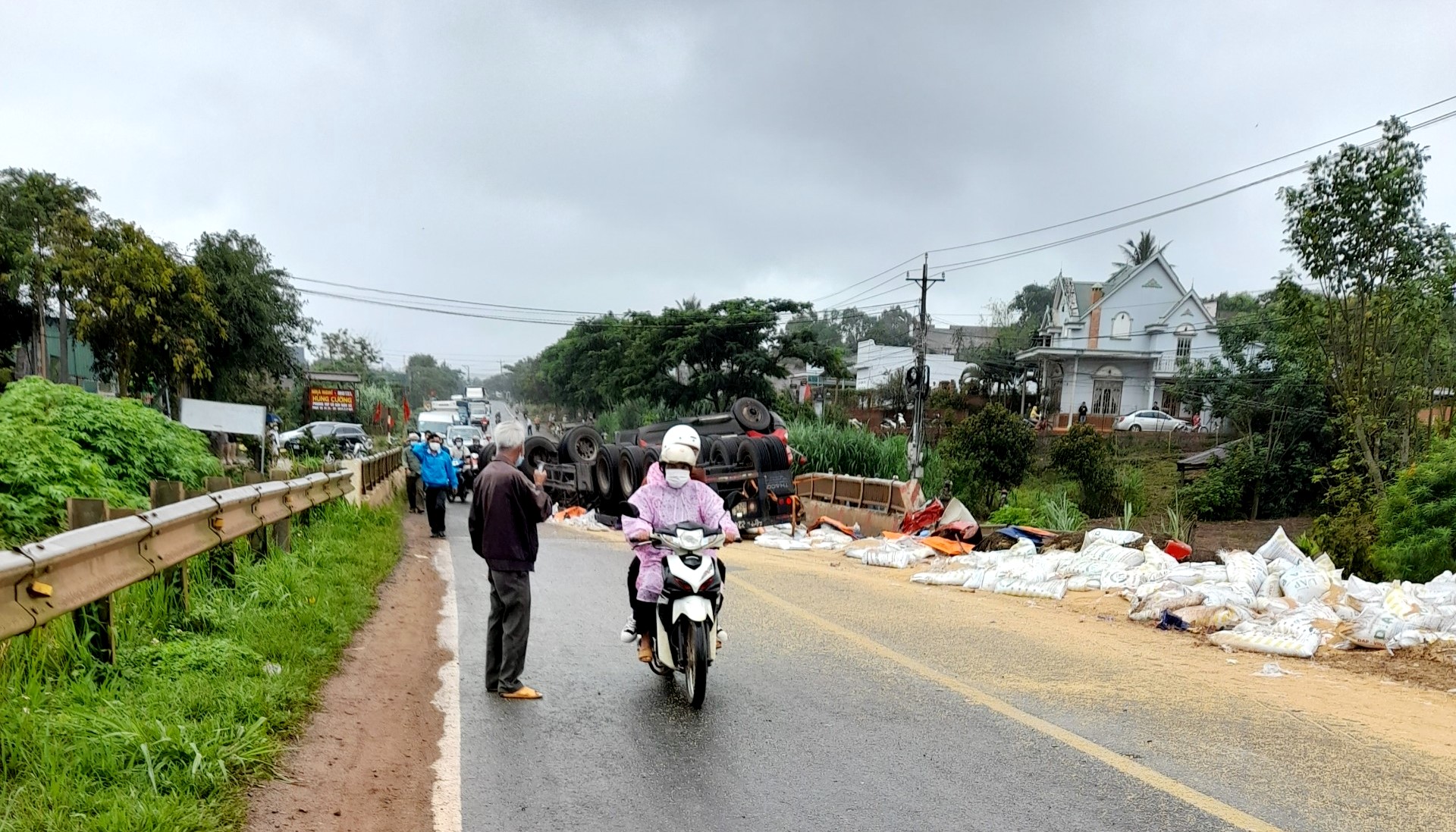 Quốc lộ 20 tê liệt vì xe tải chở hàng chục tấn phân bón bị lật