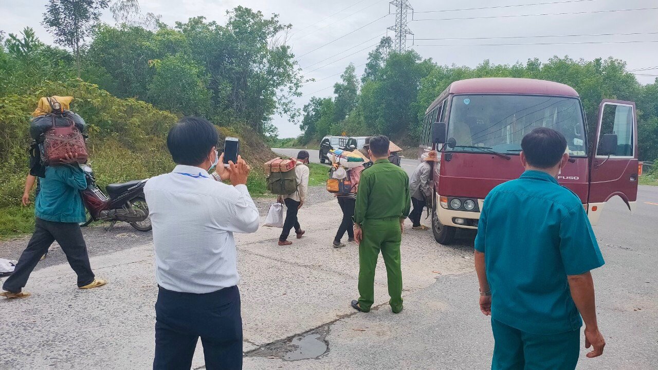 Gấp rút giải cứu gần 100 người mắc kẹt trong rừng sâu vì dịch Covid-19