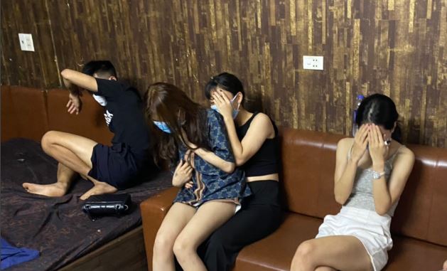 Nh&oacute;m nam, nữ thanh ni&ecirc;n mở tiệc th&aacute;c loạn trong ph&ograve;ng trọ - Ảnh 1.