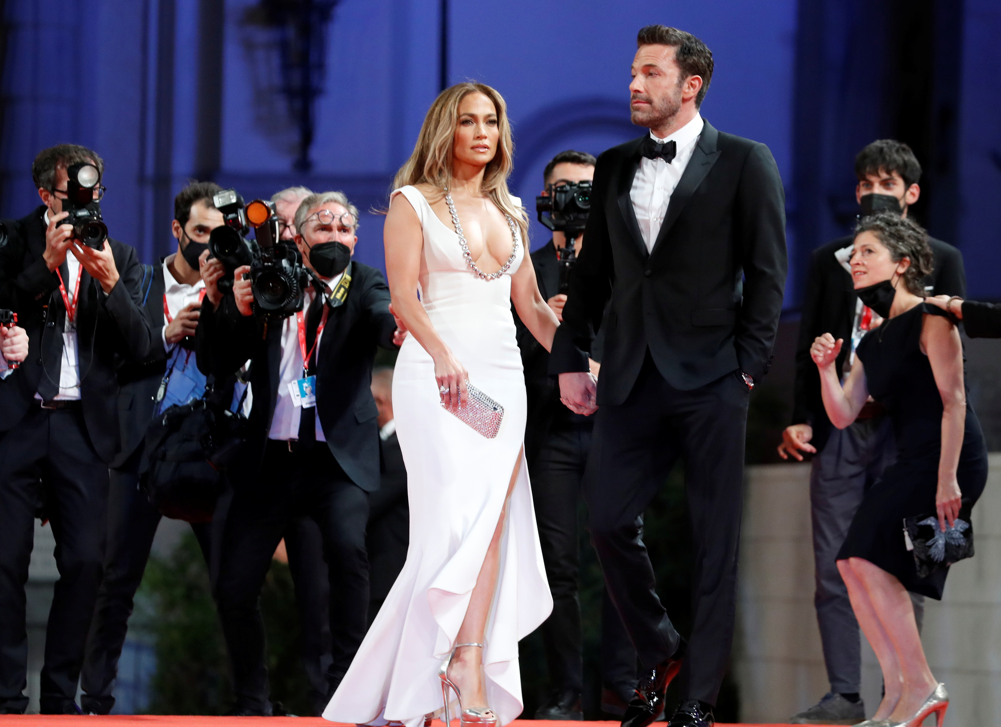 Jennifer Lopez v&agrave; Ben Affleck đẹp đ&ocirc;i, t&igrave;nh tứ tr&ecirc;n thảm đỏ - Ảnh 1.