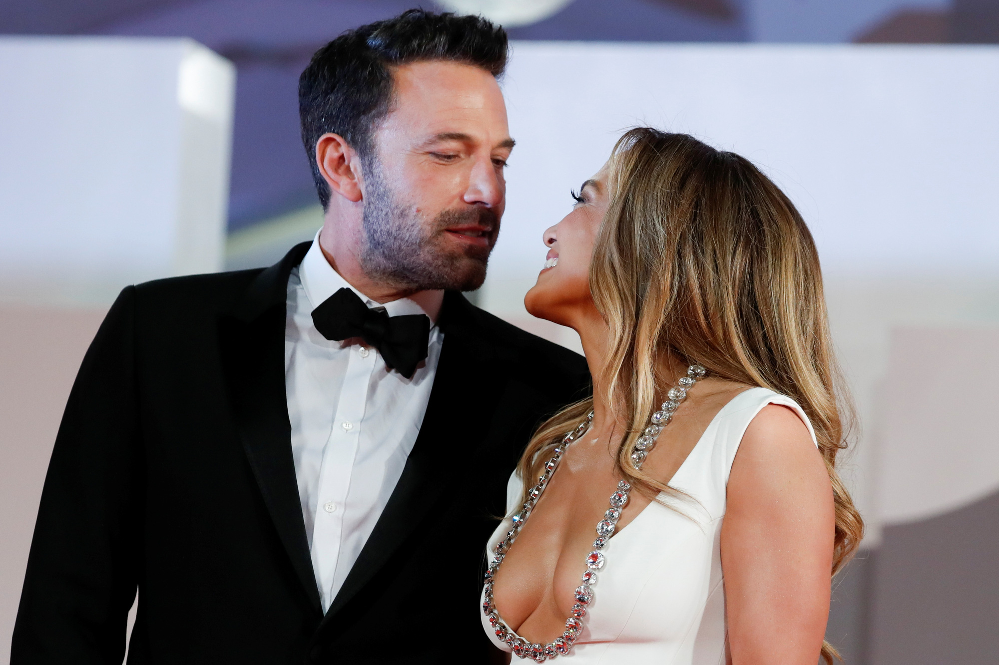 Jennifer Lopez v&agrave; Ben Affleck đẹp đ&ocirc;i, t&igrave;nh tứ tr&ecirc;n thảm đỏ - Ảnh 3.