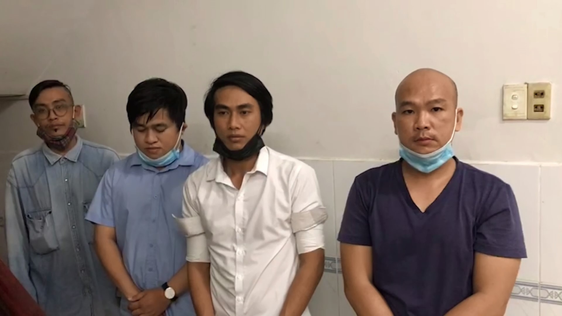 C&ocirc;ng an TP HCM t&oacute;m gọn băng nh&oacute;m l&agrave;m giấy đi đường giả b&aacute;n 1-2 triệu đồng/giấy - Ảnh 2.