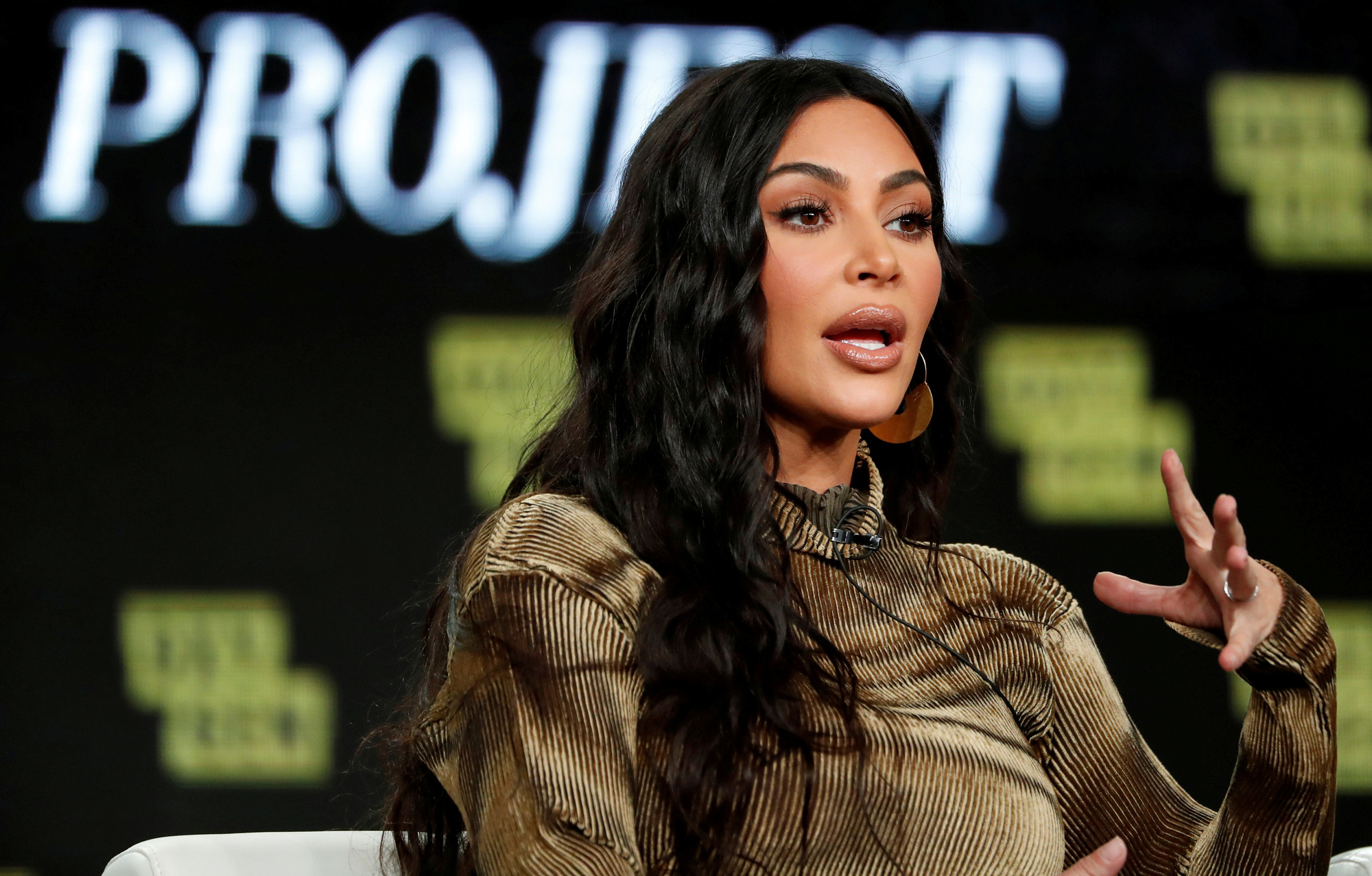 Người đẹp Kim Kardashian bị h&agrave;ng x&oacute;m khởi kiện - Ảnh 3.