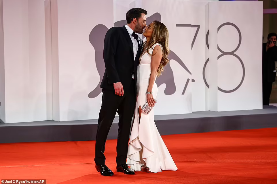 Jennifer Lopez v&agrave; Ben Affleck đẹp đ&ocirc;i, t&igrave;nh tứ tr&ecirc;n thảm đỏ - Ảnh 2.