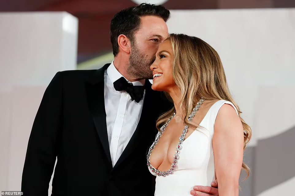 Jennifer Lopez v&agrave; Ben Affleck đẹp đ&ocirc;i, t&igrave;nh tứ tr&ecirc;n thảm đỏ - Ảnh 4.