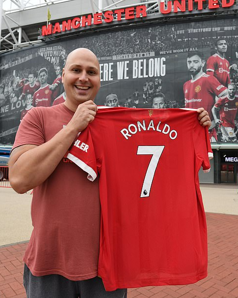 Áo số 7 đạt doanh số cực khủng, Ronaldo gây sốt Giải Ngoại hạng Anh - Ảnh 3.