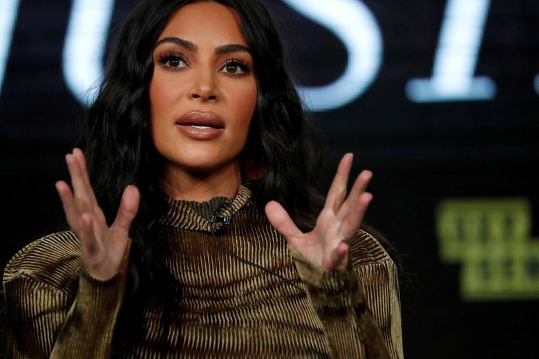 Người đẹp Kim Kardashian bị hàng xóm khởi kiện