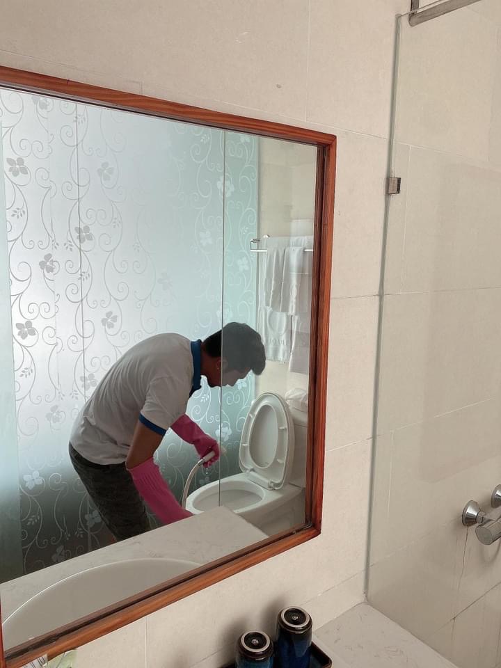 Lương Bằng Quang - Ngân 98... dọn phòng, chà toilet kiếm sống - Ảnh 1.