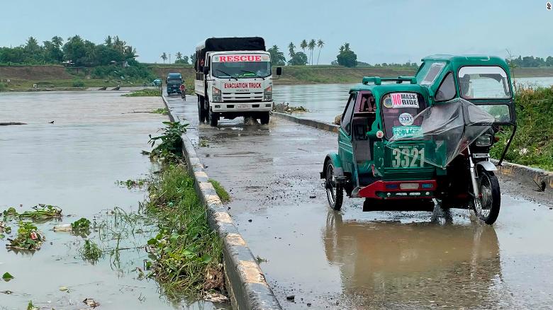 Siêu bão cực mạnh đổ bộ Philippines, sức gió "hủy diệt" 260 km/giờ