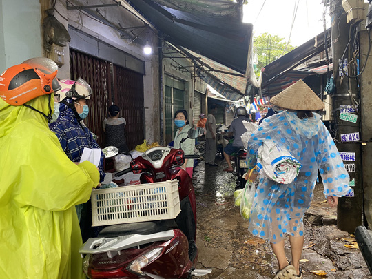 Miền Trung đang mưa tầm tã, ruộng lúa ngã đổ, 1 tàu gặp nạn - Ảnh 7.