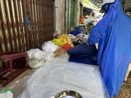 Miền Trung đang mưa tầm tã, ruộng lúa ngã đổ, 1 tàu gặp nạn - Ảnh 9.