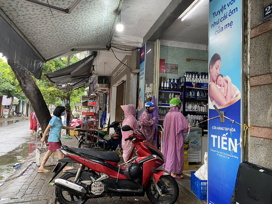 Miền Trung đang mưa tầm tã, ruộng lúa ngã đổ, 1 tàu gặp nạn - Ảnh 10.
