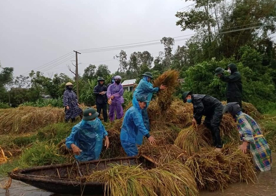 Quảng Ng&atilde;i mưa trắng trời, nhiều nơi ngập nặng, lũ l&ecirc;n nhanh - Ảnh 9.