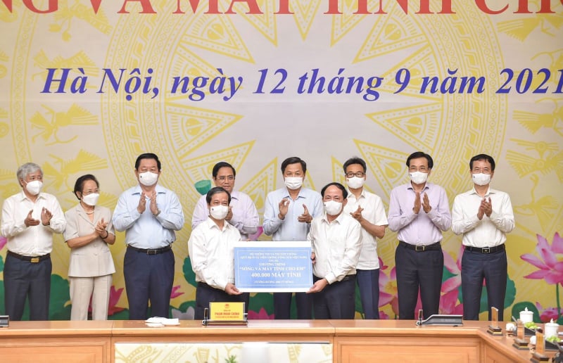 Thủ tướng Phạm Minh Chính phát động chương trình "Sóng và máy tính cho em"