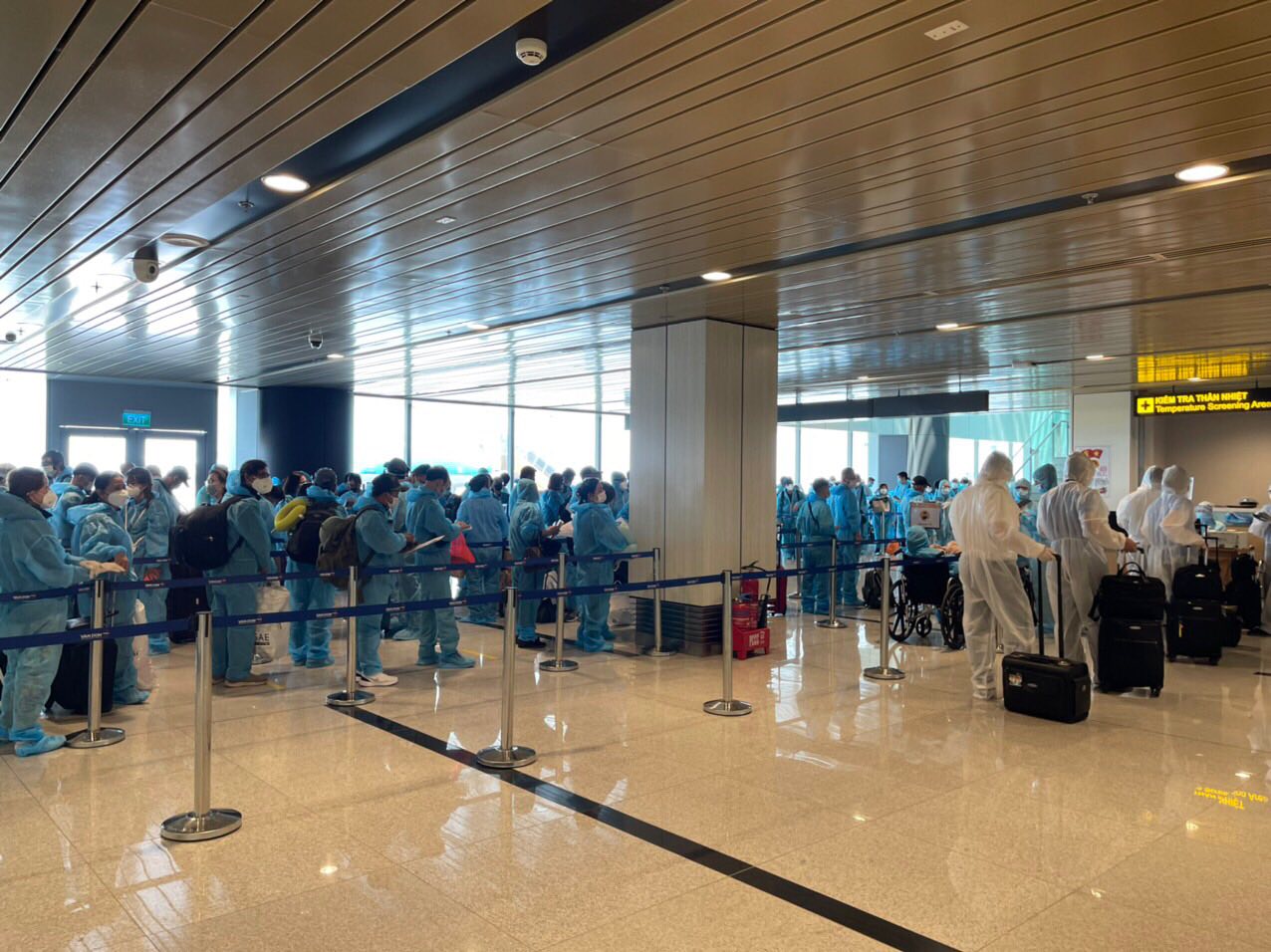 Hai chuyến bay th&iacute; điểm hộ chiếu vắc-xin với c&ocirc;ng d&acirc;n từ Mỹ về nước - Ảnh 11.