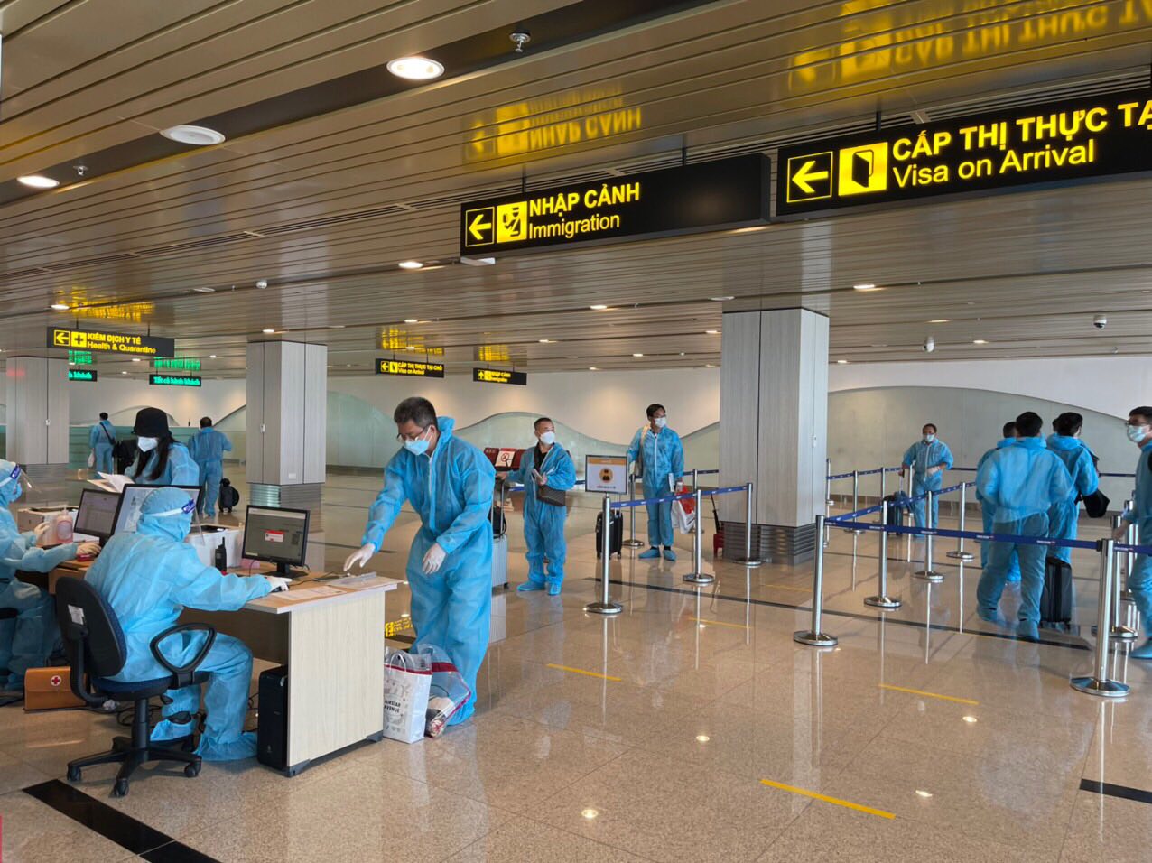 Hai chuyến bay th&iacute; điểm hộ chiếu vắc-xin với c&ocirc;ng d&acirc;n từ Mỹ về nước - Ảnh 1.