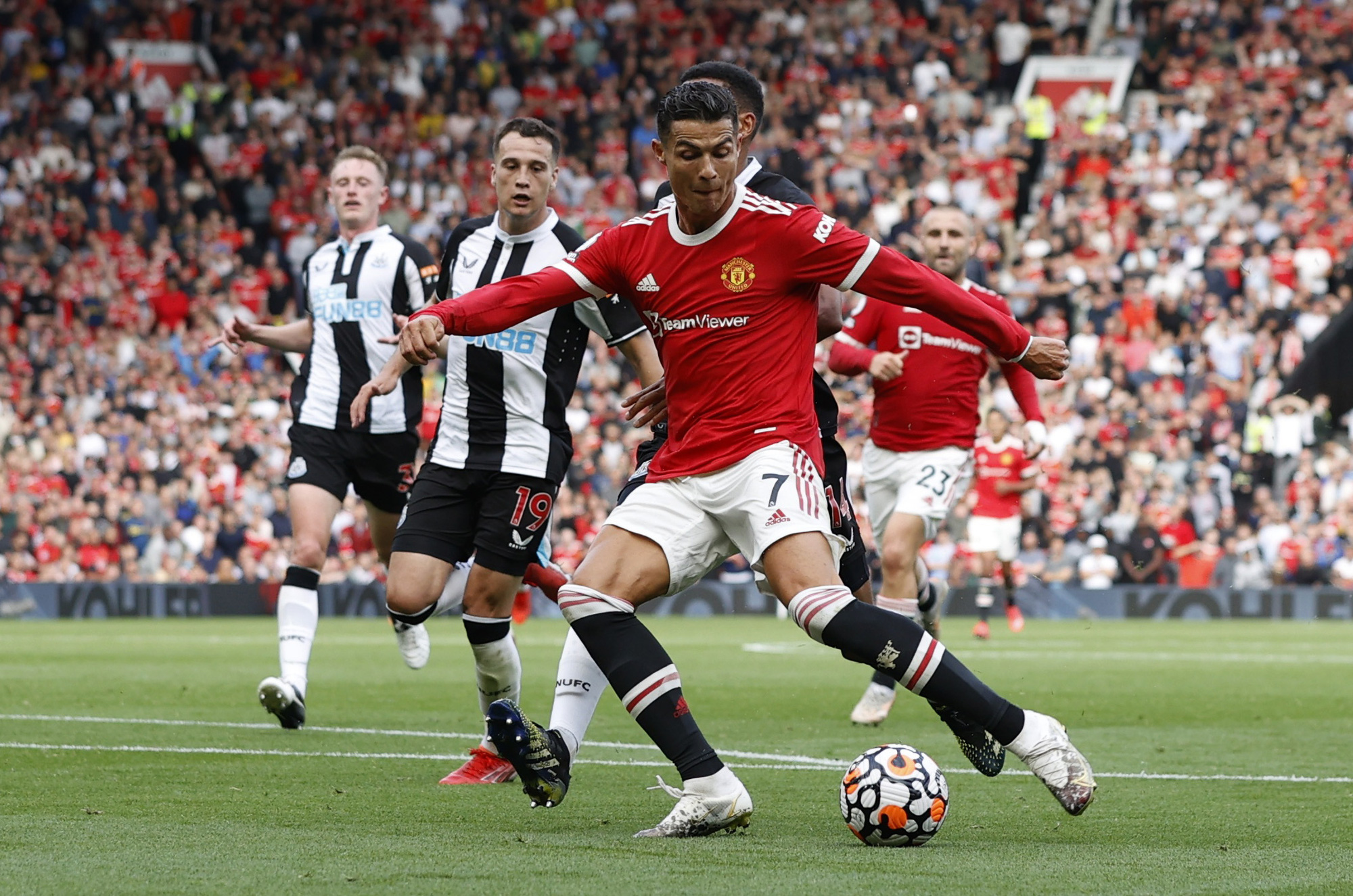 Ronaldo phô diễn đẳng cấp, Man United thắng giòn giã lên ngôi đầu