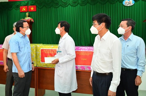 Bí thư Thành ủy TP HCM Nguyễn Văn Nên thăm Bệnh viện Điều trị Covid-19 Cần Giờ