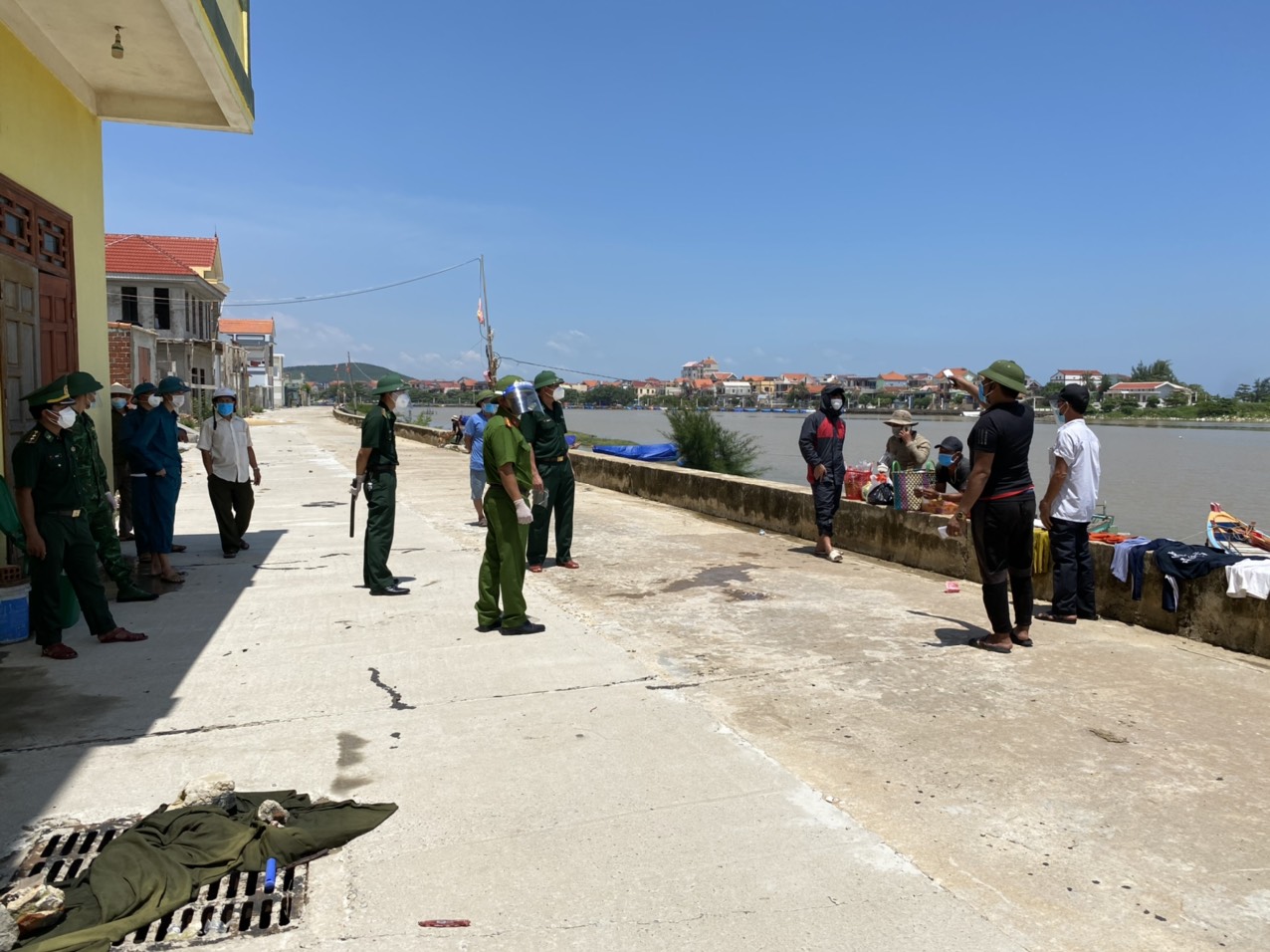 Bắt quả tang 7 đối tượng ở "vùng đỏ" vượt chốt kiểm soát Covid-19 bằng đường biển