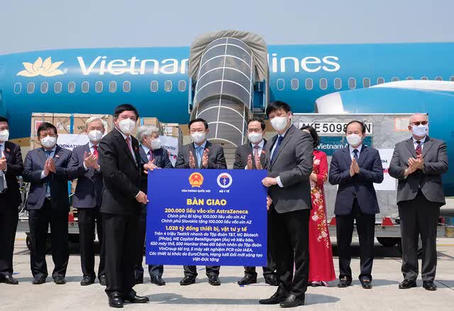 Thêm 200.000 liều vắc-xin Covid-19 AstraZeneca về Việt Nam - Ảnh 1.