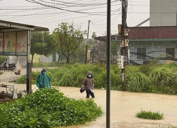 Quảng Ng&atilde;i mưa trắng trời, nhiều nơi ngập nặng, lũ l&ecirc;n nhanh - Ảnh 10.