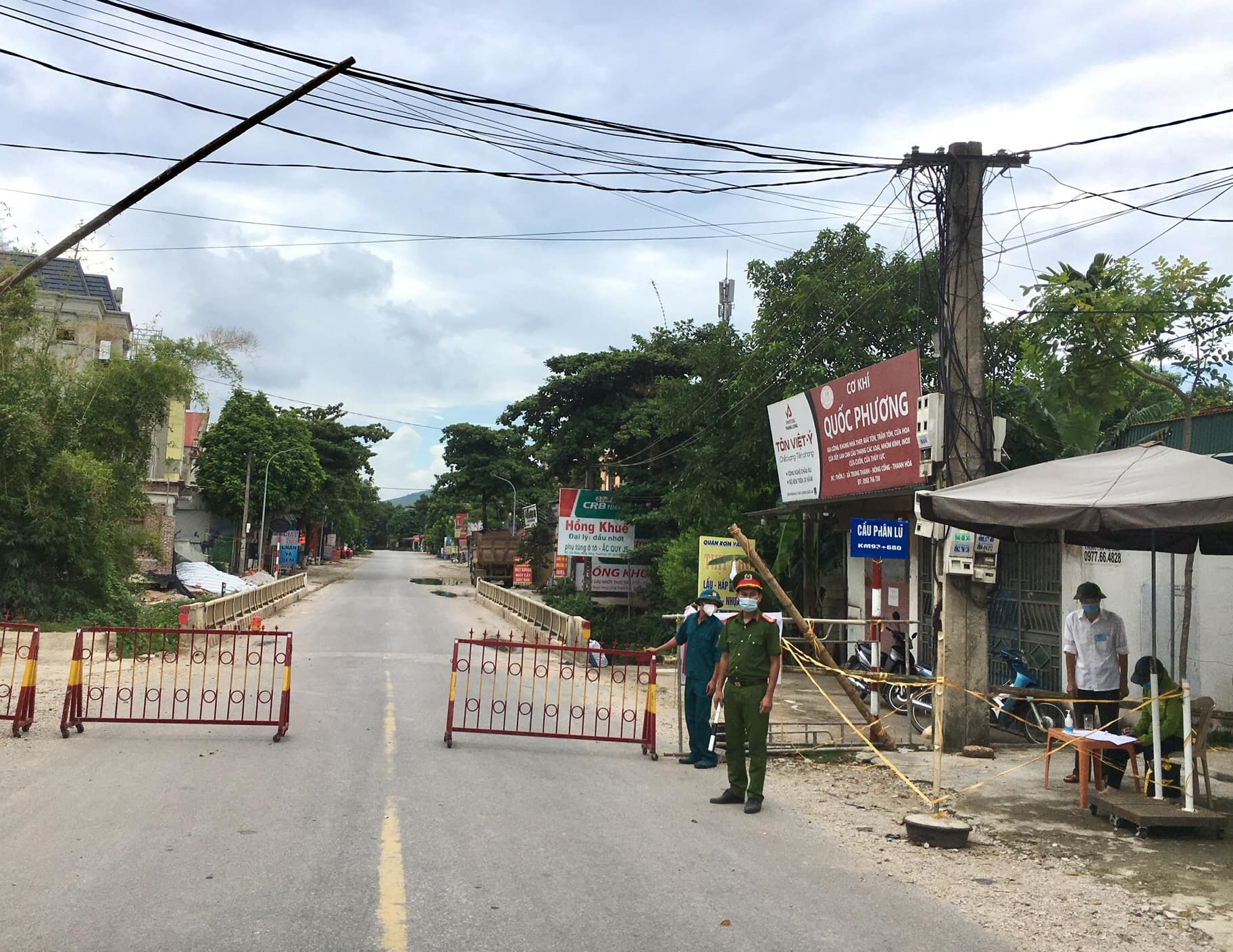 41 cô, trò phải đi cách ly tập trung khi học sinh lớp 2 mắc Covid-19 - Ảnh 2.