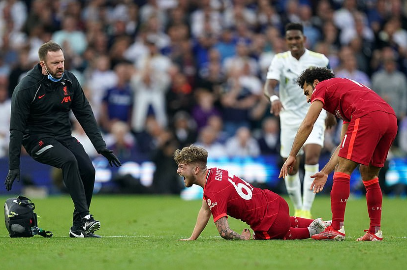 Sao trẻ Liverpool chấn thương kinh ho&agrave;ng, giới chuy&ecirc;n m&ocirc;n bất đồng v&igrave; thẻ đỏ - Ảnh 3.