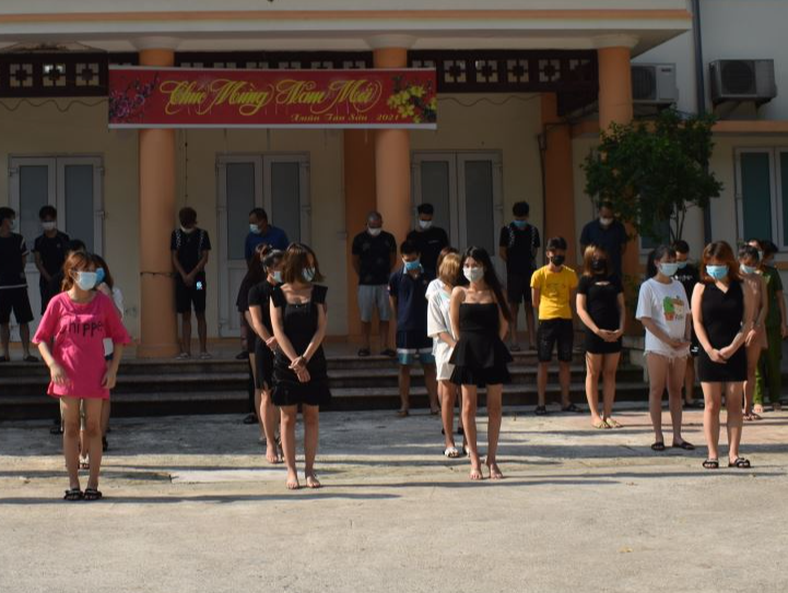 Hàng chục nam nữ "mở tiệc thác loạn" trong quán karaoke