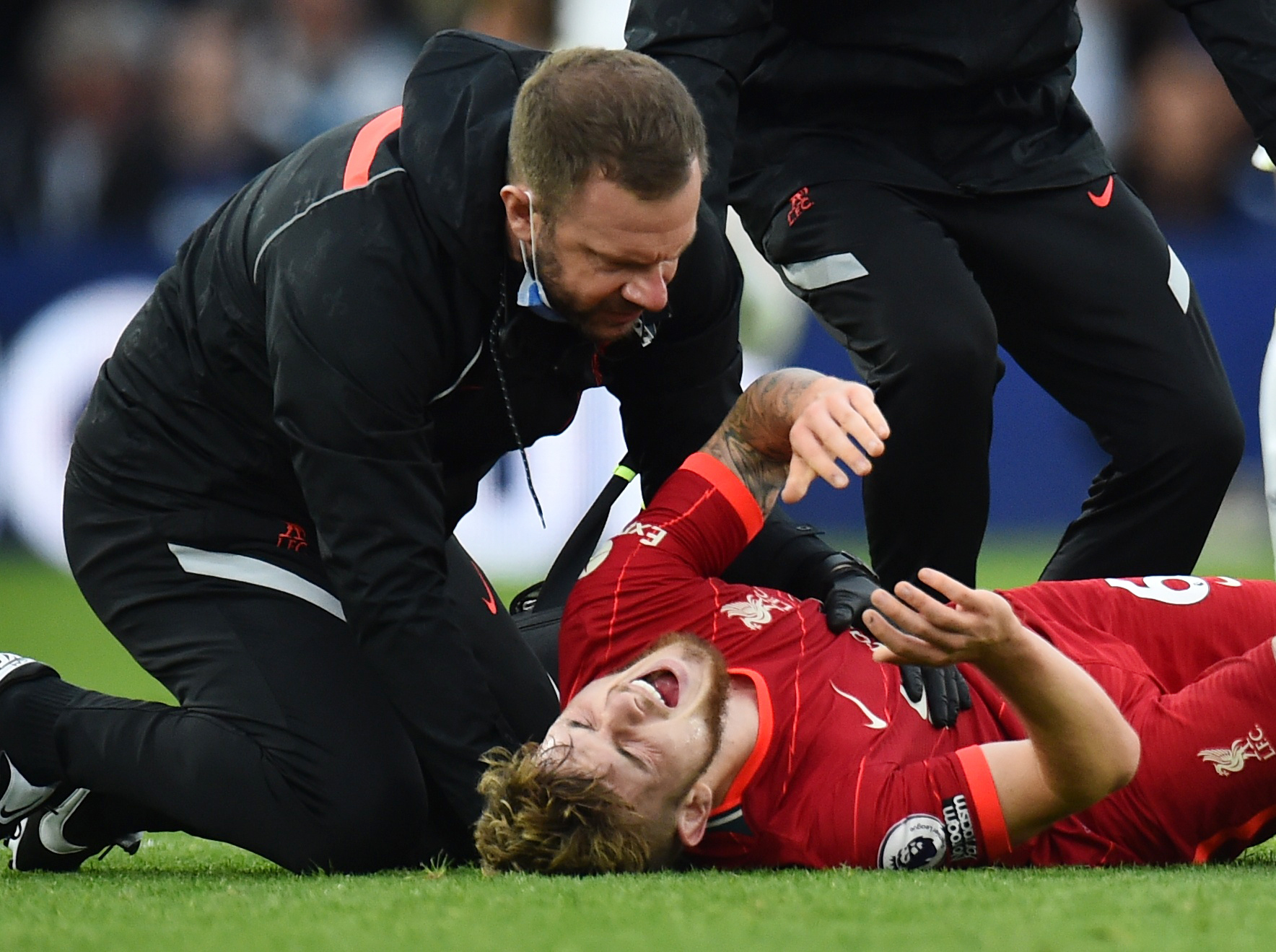 Sao trẻ Liverpool chấn thương kinh hoàng, giới chuyên môn bất đồng vì thẻ đỏ