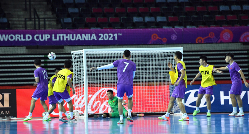 Tuyển futsal Việt Nam hưng phấn trước trận đọ sức Brazil - Ảnh 4.