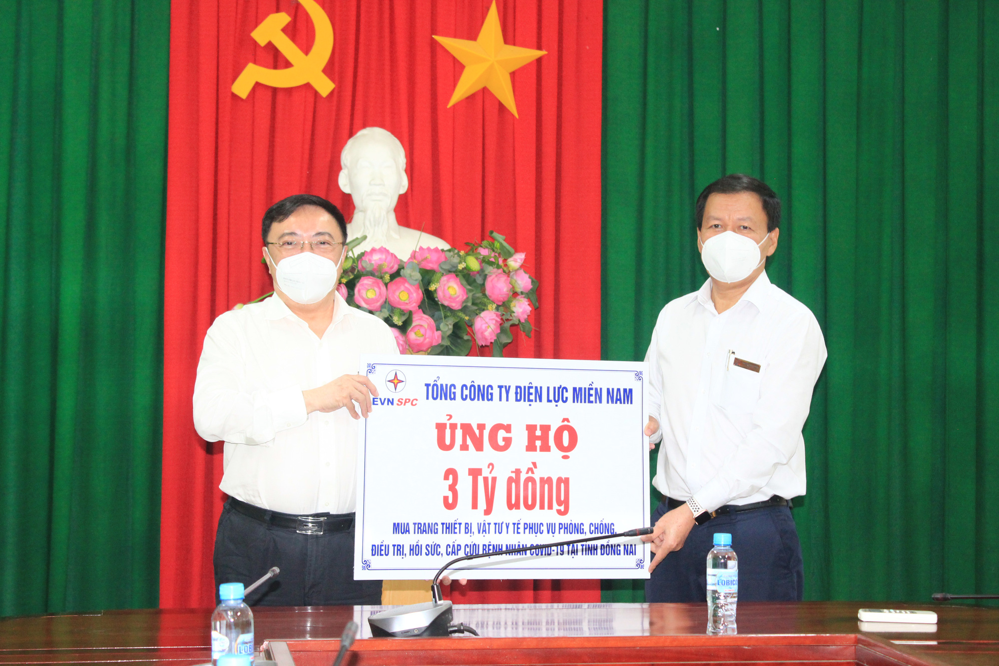 EVNSPC ủng hộ 33 tỉ đồng mua trang thiết bị, vật tư y tế phục vụ điều trị bệnh nh&acirc;n Covid-19 tại c&aacute;c tỉnh ph&iacute;a Nam - Ảnh 1.