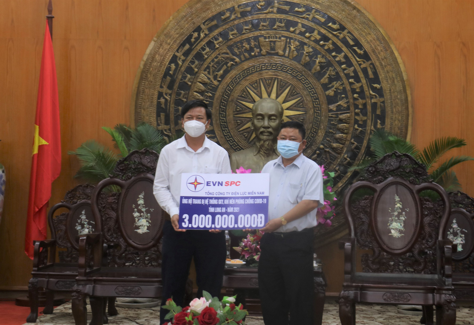EVNSPC ủng hộ 33 tỉ đồng mua trang thiết bị, vật tư y tế phục vụ điều trị bệnh nh&acirc;n Covid-19 tại c&aacute;c tỉnh ph&iacute;a Nam - Ảnh 2.
