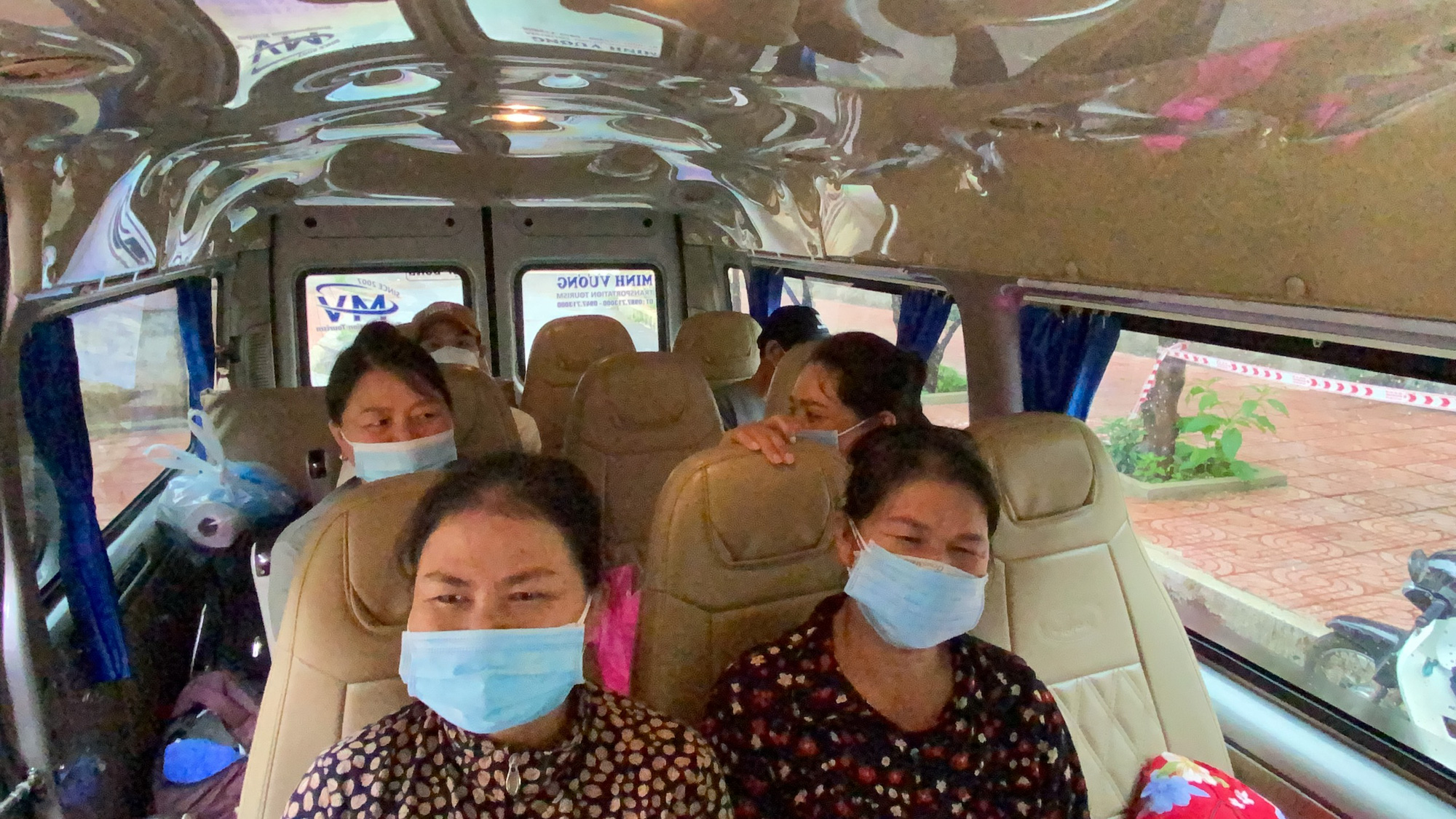 Nh&oacute;m thợ hồ bị kẹt lại ở Đắk Lắk được hỗ trợ xe về Nghệ An - Ảnh 3.