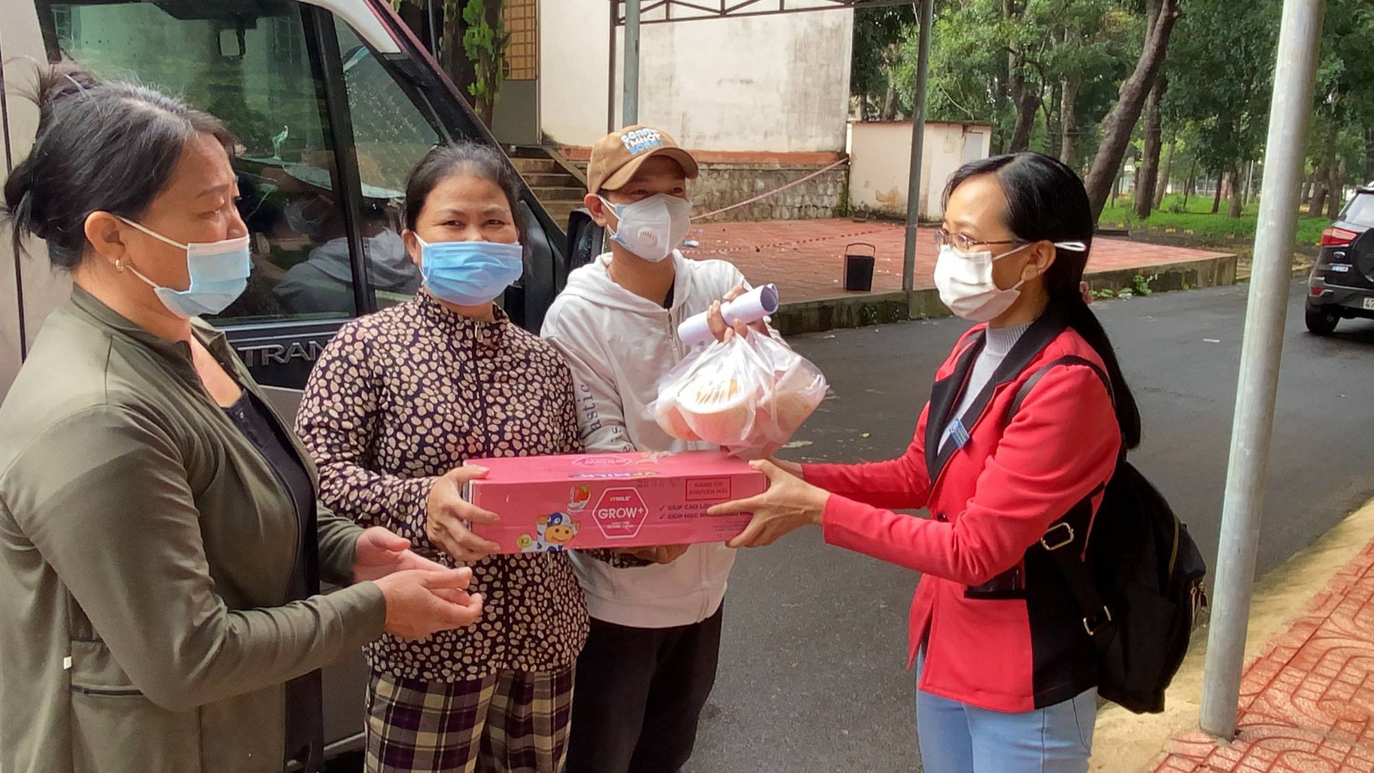 Nh&oacute;m thợ hồ bị kẹt lại ở Đắk Lắk được hỗ trợ xe về Nghệ An - Ảnh 2.