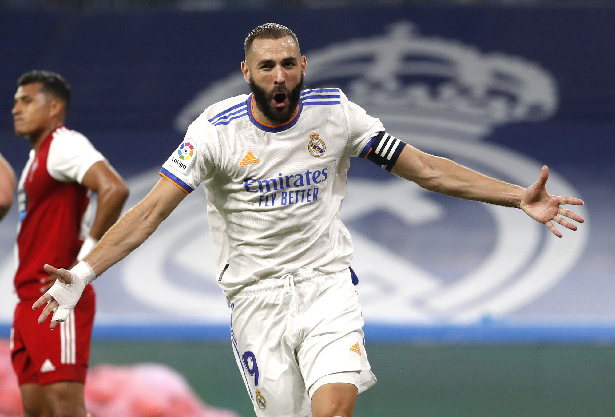 Hat-trick Benzema và mưa bàn thắng ngày Real Madrid trở lại Bernabeu