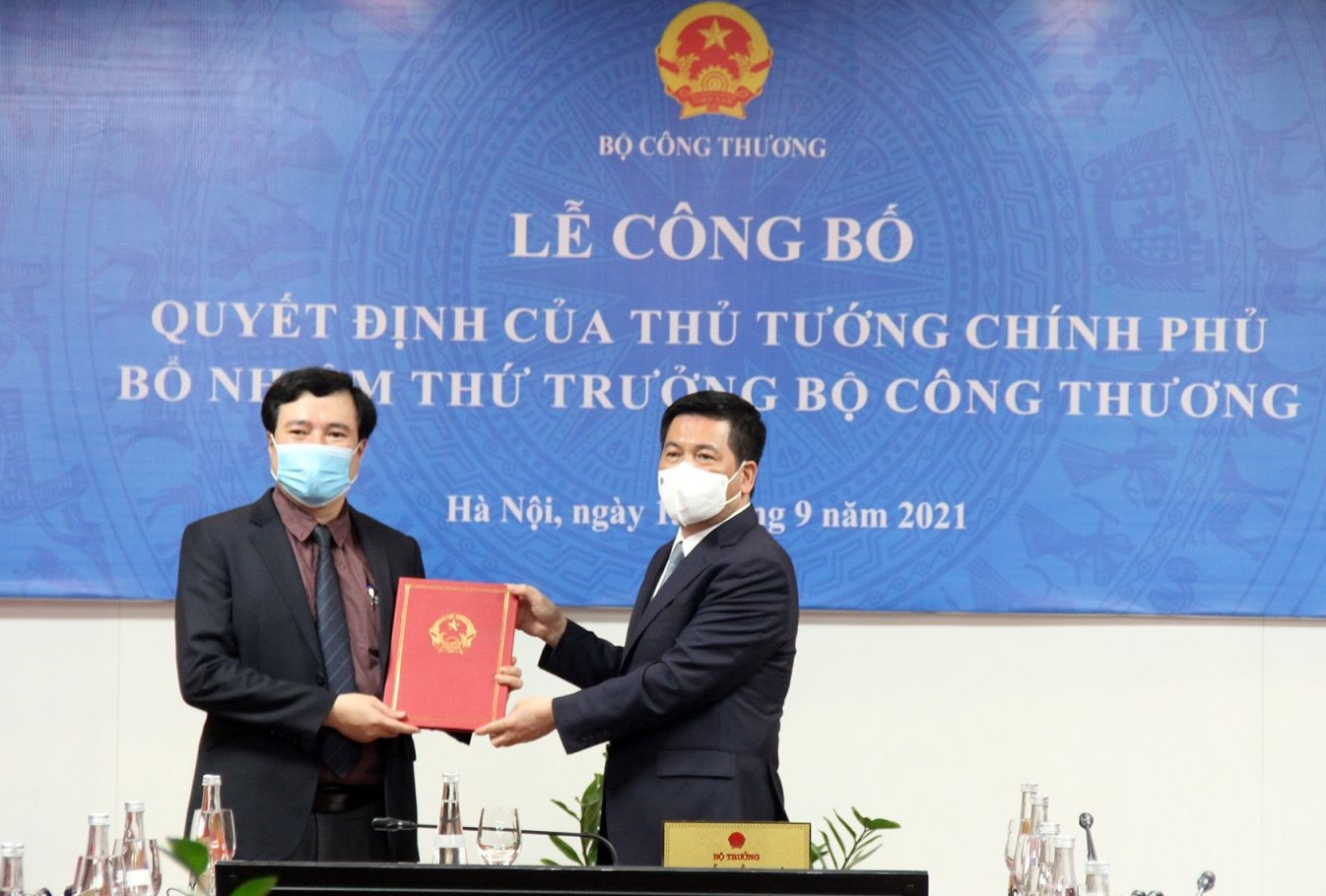 Trao quyết định bổ nhiệm Thứ trưởng Nguyễn Sinh Nhật Tân