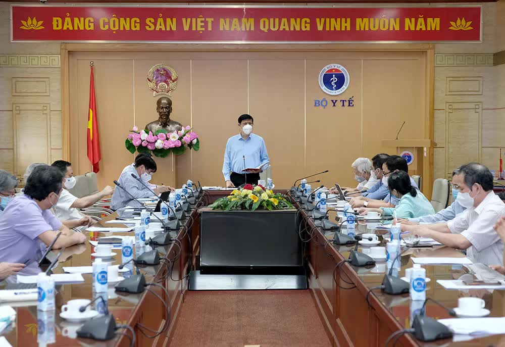 Bộ Y tế họp bàn chiến lược phòng chống dịch Covid-19 năm 2022 - Ảnh 1.