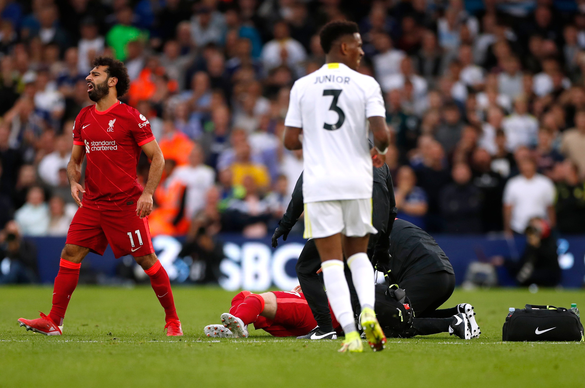 Sao trẻ Liverpool chấn thương kinh ho&agrave;ng, giới chuy&ecirc;n m&ocirc;n bất đồng v&igrave; thẻ đỏ - Ảnh 4.