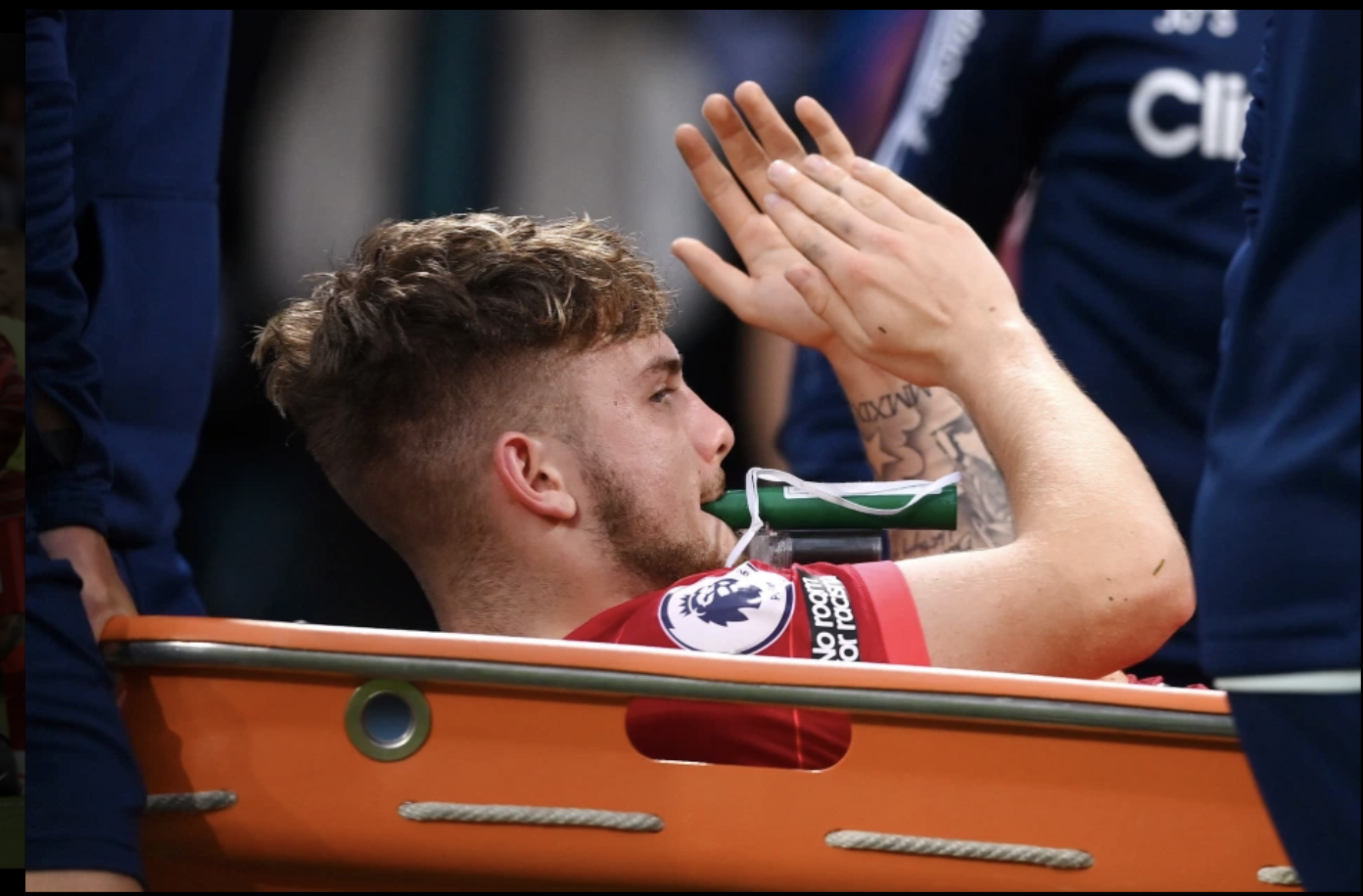 Sao trẻ Liverpool chấn thương kinh ho&agrave;ng, giới chuy&ecirc;n m&ocirc;n bất đồng v&igrave; thẻ đỏ - Ảnh 7.
