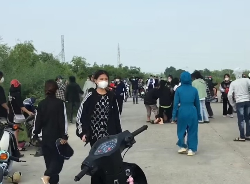 Hàng chục nữ sinh cầm mũ bảo hiểm, gậy sắt lao vào "hỗn chiến" trên đê
