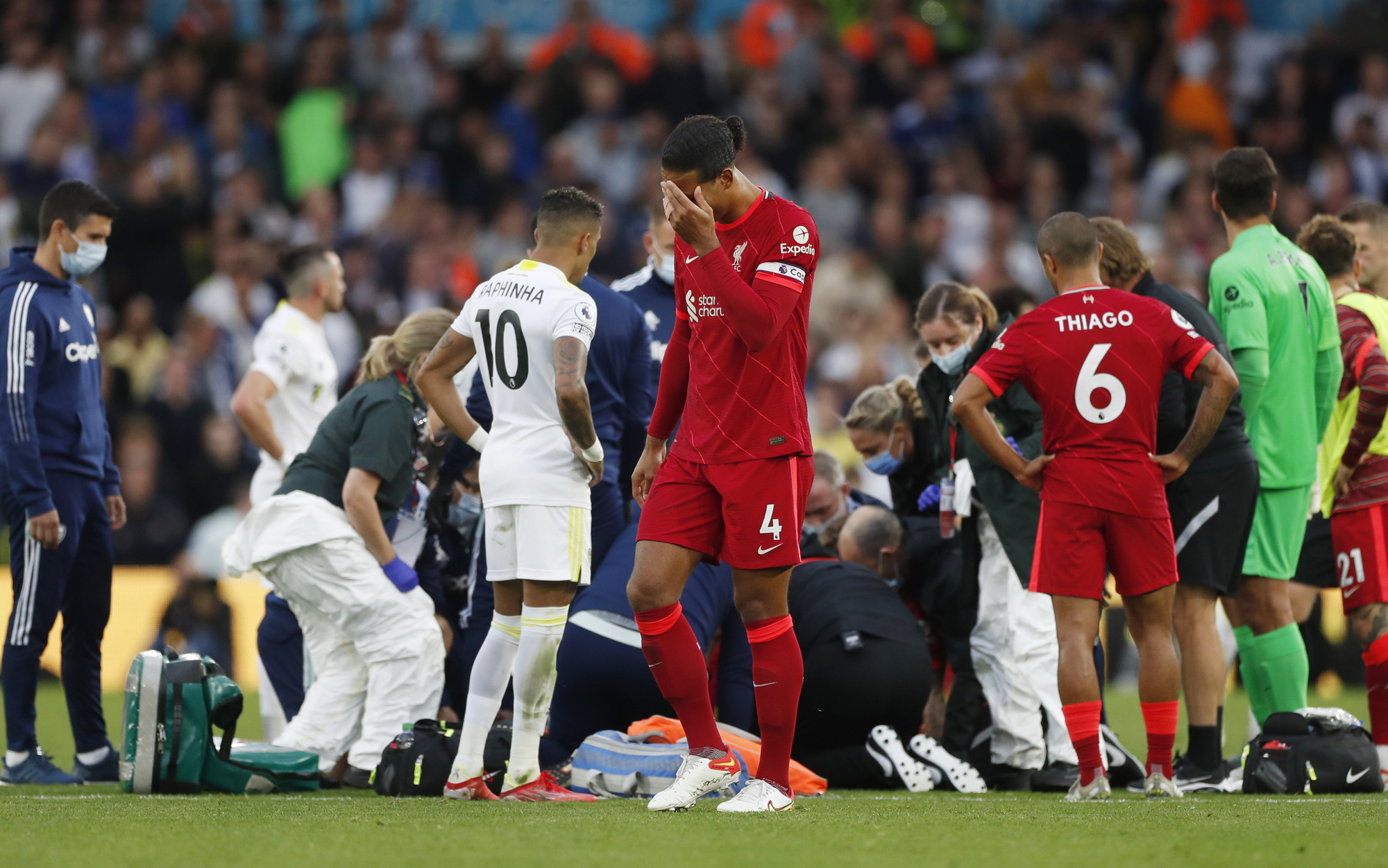 Sao trẻ Liverpool chấn thương kinh ho&agrave;ng, giới chuy&ecirc;n m&ocirc;n bất đồng v&igrave; thẻ đỏ - Ảnh 9.